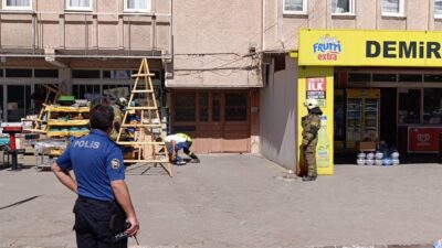 Bir apartmanın girişinde meydana gelen doğalgaz borusu sızıntısı, Bursa’nın İnegöl