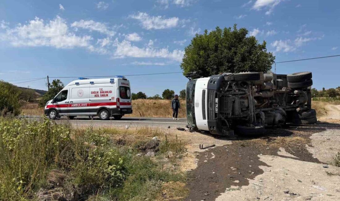 Kum yüklü bir kamyonun Kütahya’nın Domaniç ilçesinde kontrolü kaybederek devrilmesi
