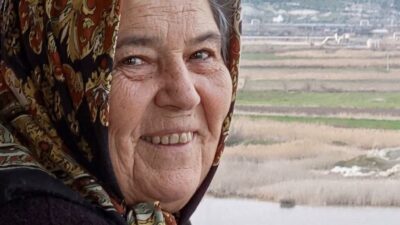 Serinhisar ilçesinde meydana gelen trafik kazasında, domates yüklü bir tır