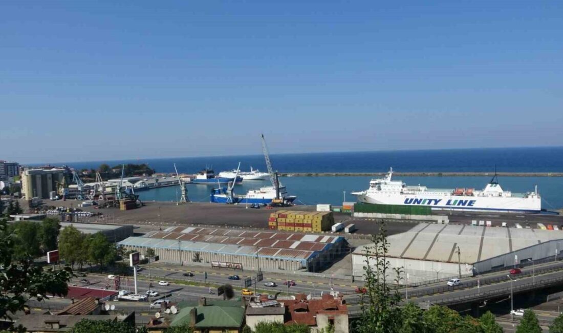 Rusya’nın Tuapse Limanı’na yük taşıyan ve liman yakınlarında 3 drone