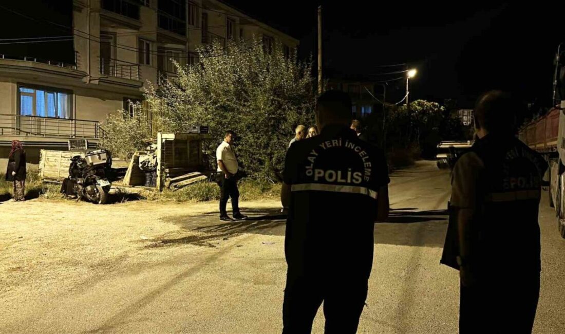 Burdur’da meydana gelen trafik kazasında, park halindeki bir tırın dorsesine