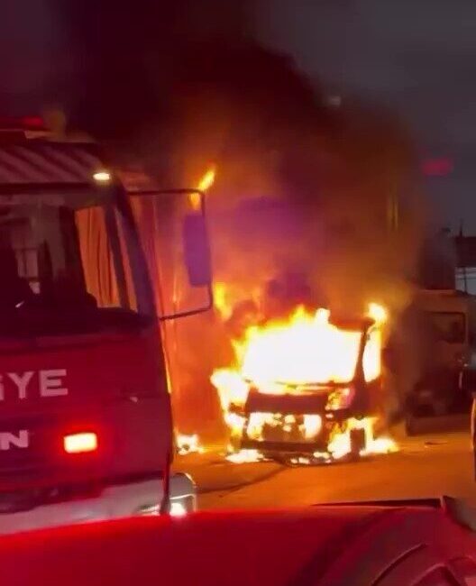 Kartepe ilçesinde bir dükkanda çıkan yangın, yanındaki bir otomobile sıçradı