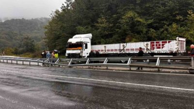 Düzce Akçakoca Karayolu’nda meydana gelen bir trafik kazasında seyir halindeki