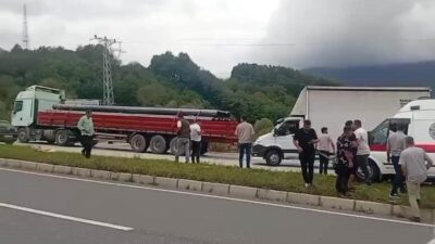 Düzce D655 Karayolu Kurtköy mevkiinde bir hasta nakil ambulansı, aynı