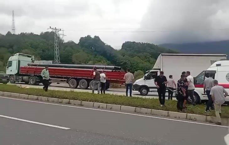 Düzce D655 Karayolu Kurtköy mevkiinde bir hasta nakil ambulansı, aynı