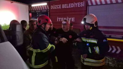 Düzce ilinde kapı üretimi yapan bir fabrikada çıkan yangına müdahale