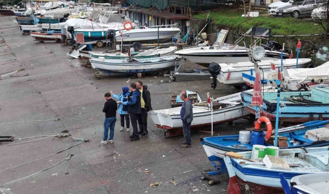 Akçakoca ilçesinde meydana gelen fırtına, Karadeniz’de bulunan 4 teknenin zarar