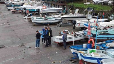 Akçakoca ilçesinde meydana gelen fırtına, Karadeniz’de bulunan 4 teknenin zarar