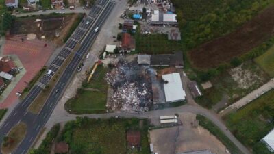 Düzce’deki bir kapı imalat fabrikasında çıkan yangın tamamen kontrol altına