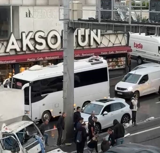 E-5 Karayolu Haramidere bölgesinde yağmurun yolun kayganlaşmasına sebep olması sonucu