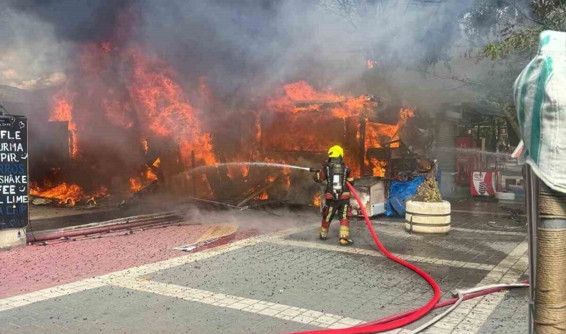 Edremit ilçesindeki iş yerlerinde çıkan yangın, itfaiye ekiplerinin hızlı müdahalesi
