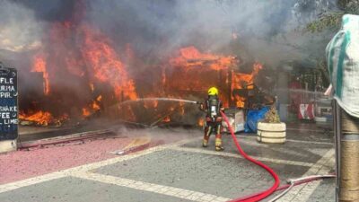 Edremit ilçesindeki iş yerlerinde çıkan yangın, itfaiye ekiplerinin hızlı müdahalesi