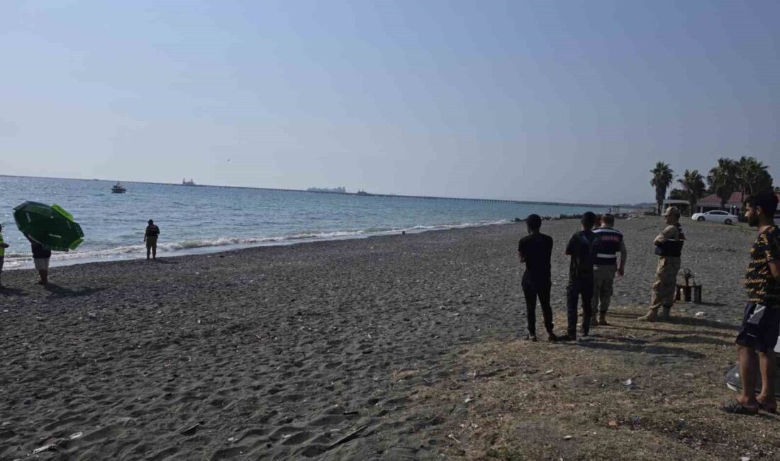 Hatay’da sahil kesiminde balık tutan bazı vatandaşlar, denizde bir ceset