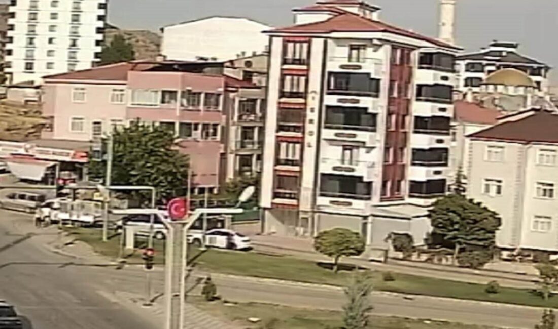 Elazığ ilinde, sürücüsü el frenini çekmeyi unuttuğu araç, cadde boyunca