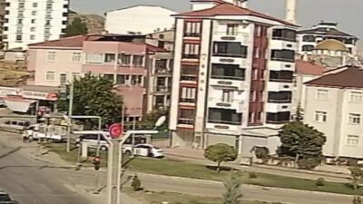 Elazığ ilinde, sürücüsü el frenini çekmeyi unuttuğu araç, cadde boyunca
