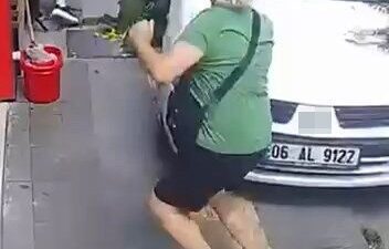 Giresun’da, el freni çekilmemiş bir otomobil kaldırımda yürüyen bir yayaya