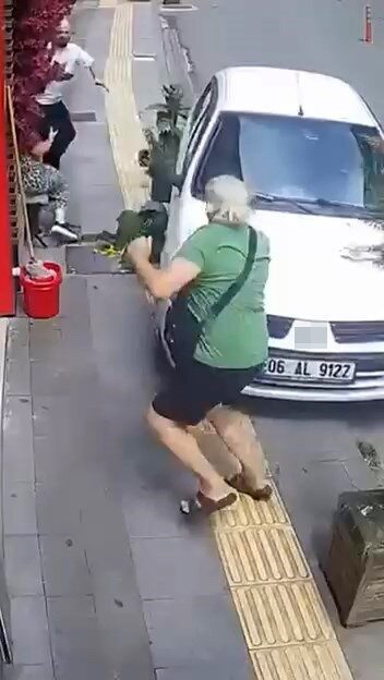 Giresun’da, el freni çekilmemiş bir otomobil kaldırımda yürüyen bir yayaya