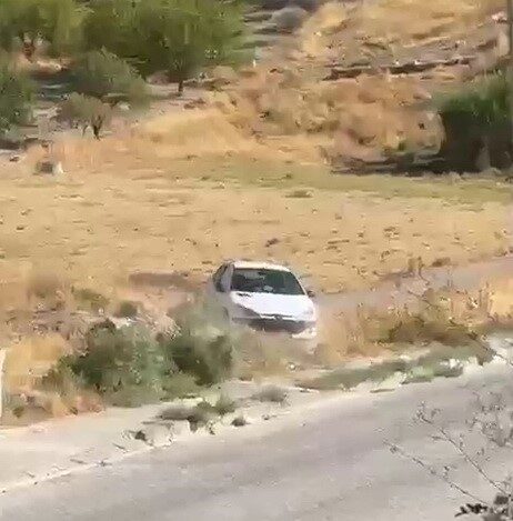 Adıyaman ilinde, el freni çekilmeyen bir otomobil park halindeyken şarampole