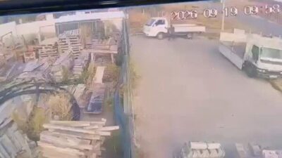 Eskişehir’de, el frenini çekmeyi unutan bir sürücü, kamyonetinin altında kalarak