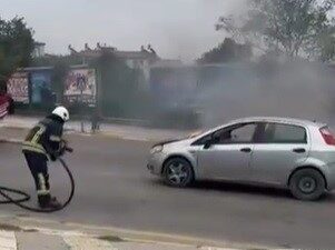 Elazığ’da bir otomobilin seyir halindeyken motor kısmında çıkan yangın, hızlı