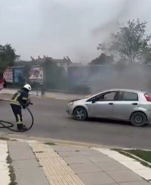 Elazığ’da bir otomobilin seyir halindeyken motor kısmında çıkan yangın, hızlı