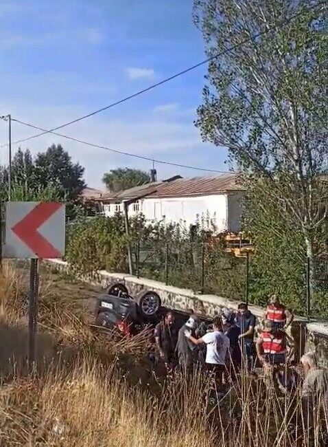Elazığ’da meydana gelen kazada aracın şarampole devrilmesi sonucu 2 kişi