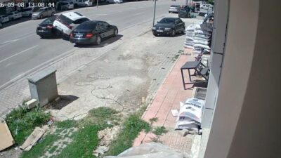 Elazığ’ın Karakoçan ilçesinde aynı kavşakta birbirini takip eden iki trafik