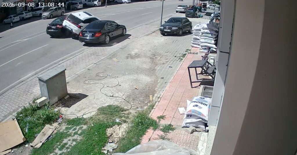 Elazığ’ın Karakoçan ilçesinde aynı kavşakta birbirini takip eden iki trafik