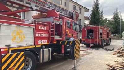 Elazığ’da bir binanın çatı katında meydana gelen yangın, itfaiye ekiplerinin