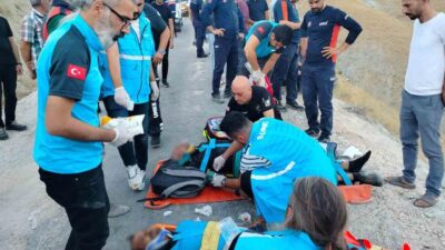 Elazığ’ın Keban ilçesinde meydana gelen trafik kazasında, işçi taşıyan minibüsün