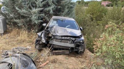 Elazığ’da bir otomobil ağaca çarparak kontrolden çıktı ve sonucunda 4