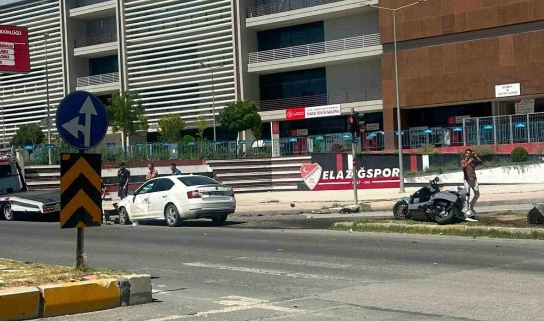 Elazığ’da meydana gelen trafik kazasında otomobil ile motosiklet çarpıştı ve