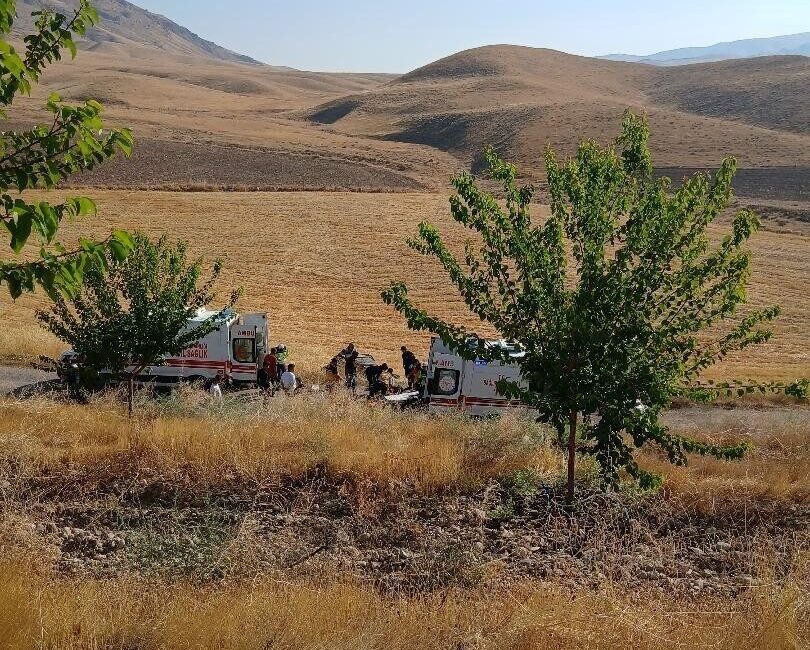Elazığ’ın Baskil ilçesine bağlı Bilaluşağı köy yolunda meydana gelen trafik