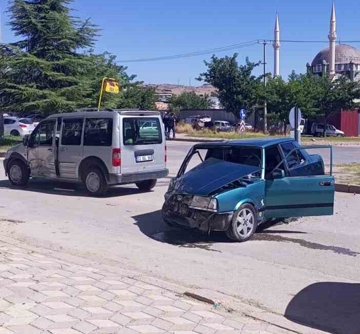 Elazığ’da meydana gelen trafik kazasında otomobil ile hafif ticari aracın