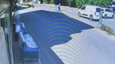 Elazığ’ın Ataşehir Mahallesi’nde, yolun karşısına geçmeye çalışan yaşlı bir adamın
