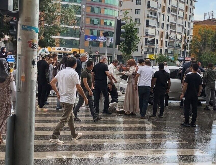 Elazığ’da meydana gelen bir olayda, bir otomobilin çarptığı yayaya zarar