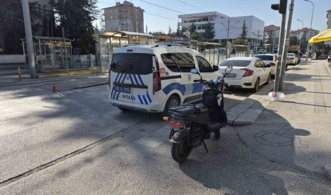 Eskişehir’de bir otomobilin elektrikli bisiklet sürücüsüne çarpması sonucu meydana gelen