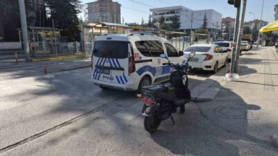 Eskişehir’de bir otomobilin elektrikli bisiklet sürücüsüne çarpması sonucu meydana gelen