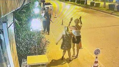 Manavgat ilçesinde bir kişinin elinde uzun namlulu silahla caddede dolaştığı