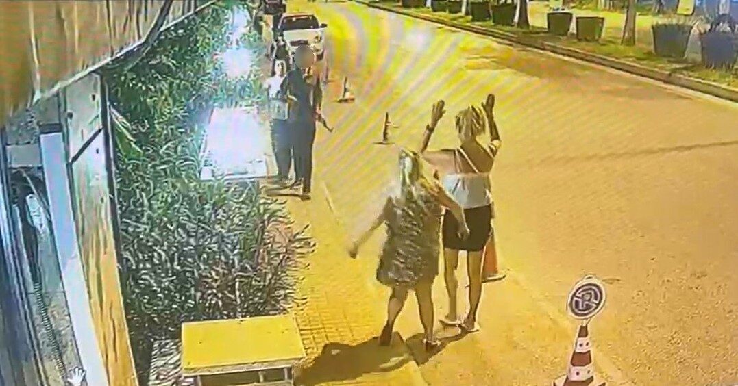 Manavgat ilçesinde bir kişinin elinde uzun namlulu silahla caddede dolaştığı