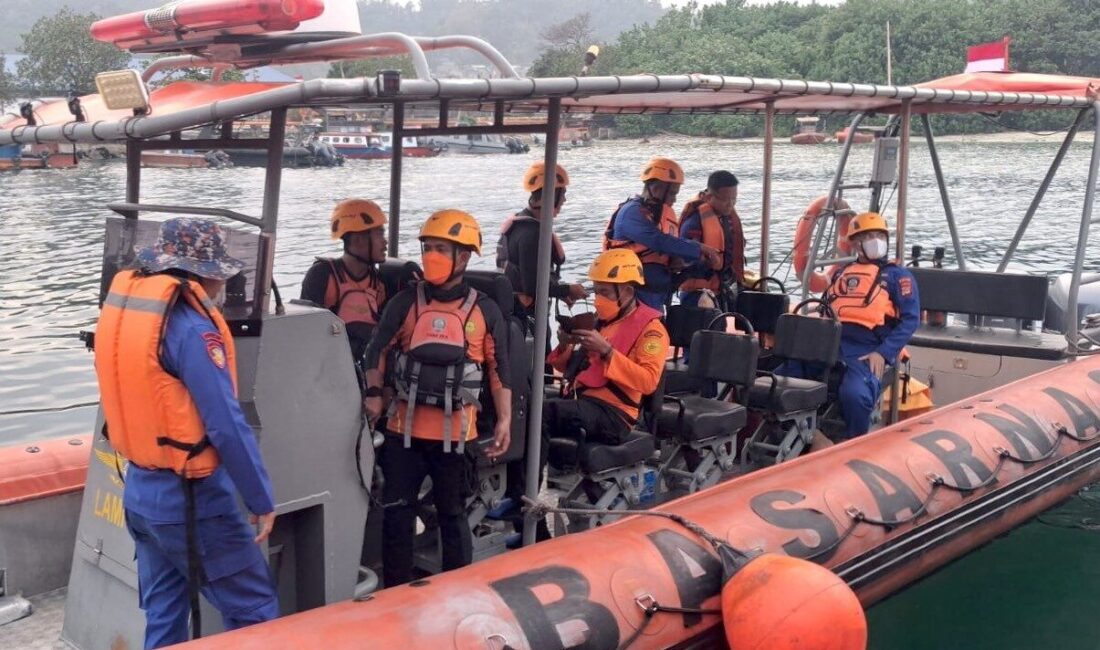 Endonezya’nın Anak Krakatau Adası’nda meydana gelen yanardağ patlamasını izlemek üzere
