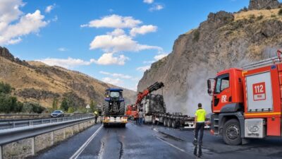 Erzincan-Erzurum kara yolunun Tercan ilçesi mevkiinde bir hayvan yemi yüklü