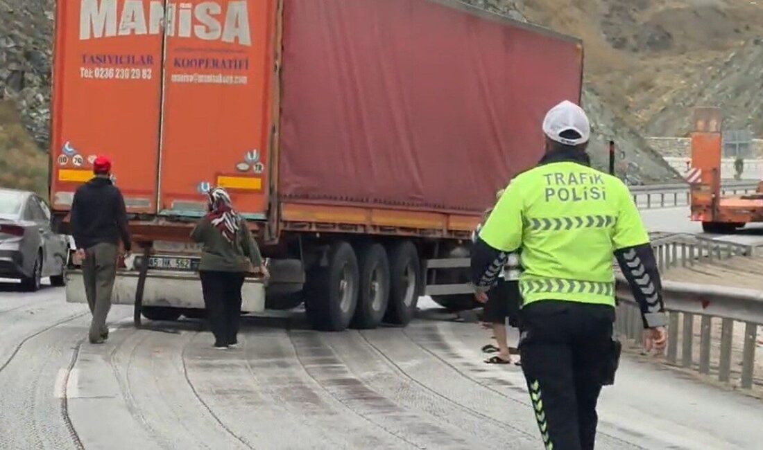 Erzincan-Sivas kara yolunun Sakaltutan mevkisinde kontrolden çıkan bir tır, yolun