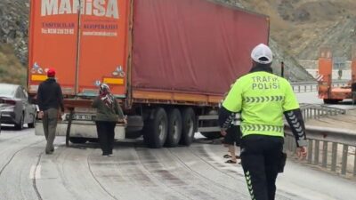 Erzincan-Sivas kara yolunun Sakaltutan mevkisinde kontrolden çıkan bir tır, yolun