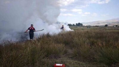Yalınca köyünde başlayan arazi yangını, itfaiye ekiplerinin hızlı müdahalesiyle kontrol