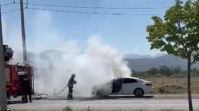 Erzincan’da bir aracın bakım için servise götürülürken, seyir halindeyken motor