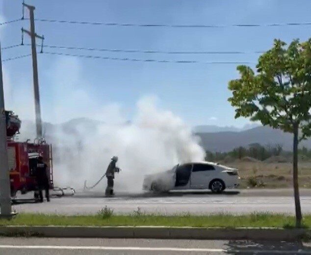 Erzincan’da bir aracın bakım için servise götürülürken, seyir halindeyken motor