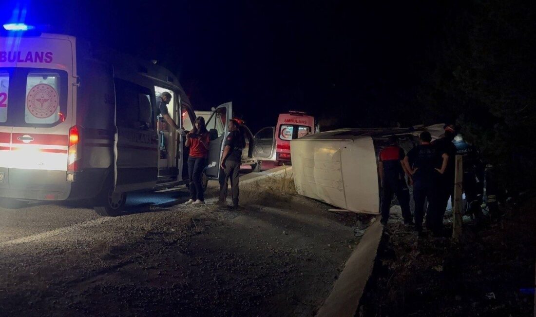 Erzincan’da bal yüklü bir minibüsün devrilmesi sonucunda 3 kişi yaralandı.