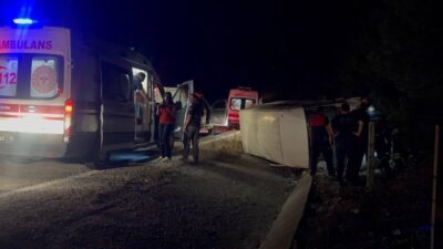 Erzincan’da bal yüklü bir minibüsün devrilmesi sonucunda 3 kişi yaralandı.