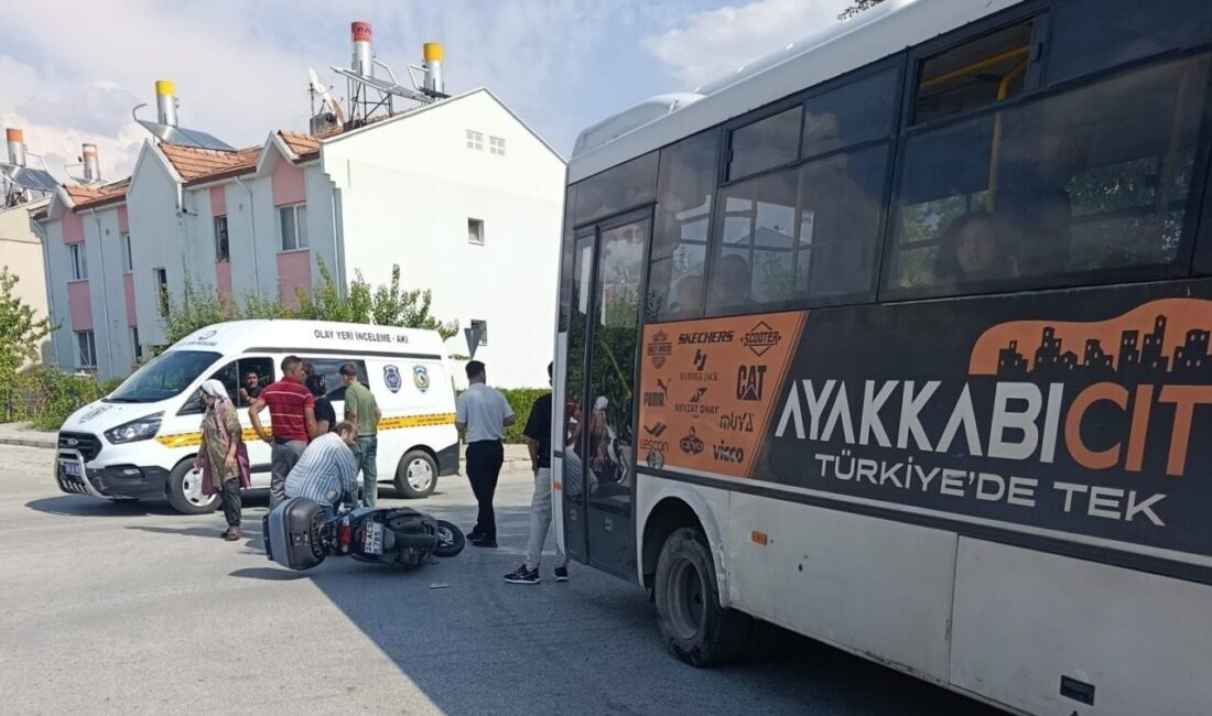 Erzincan’da, şehir içi yolcu taşımacılığı yapan bir midibüs ile bir